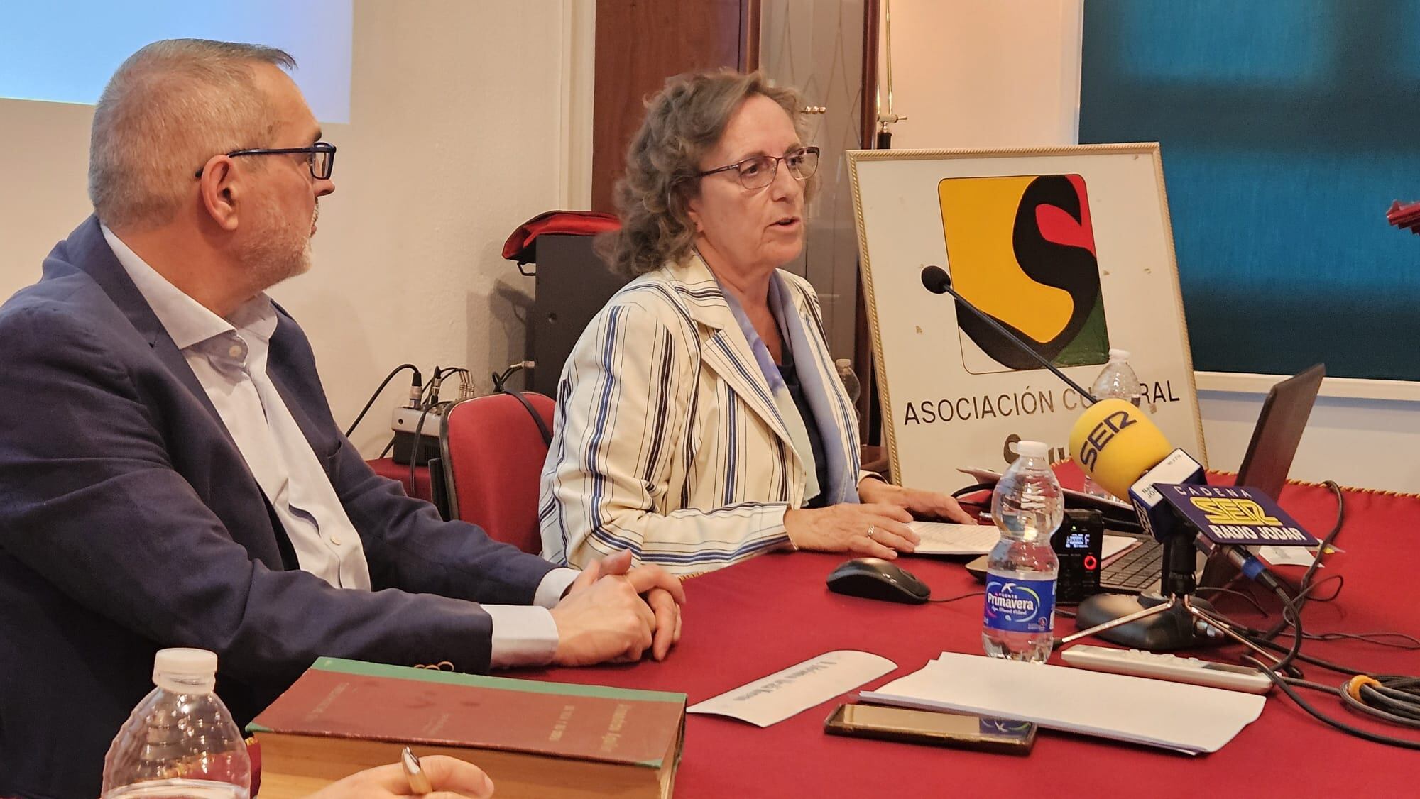 Momento de la conferencia por María Isabel Sancho