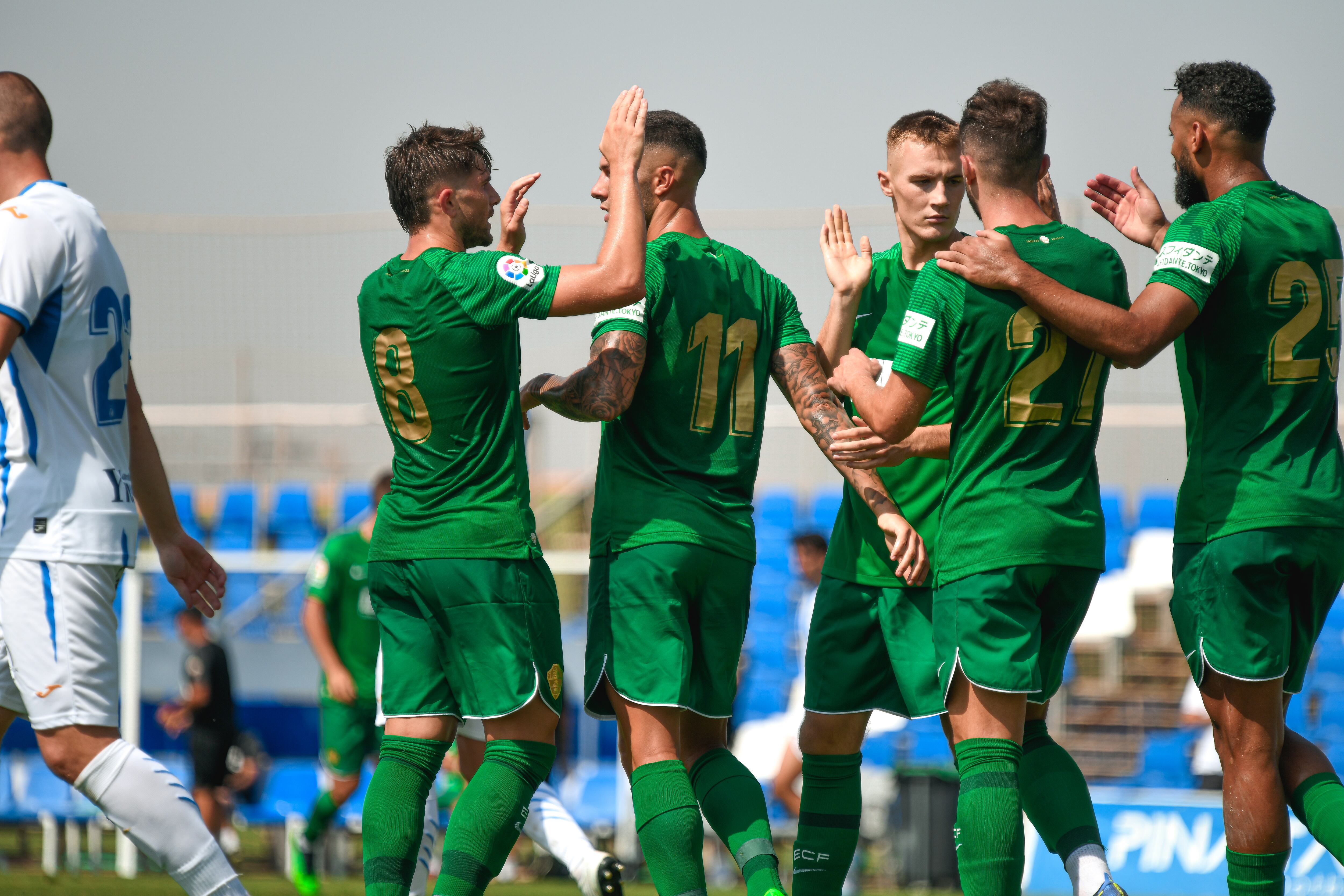 Los jugadores del Elche festejan un gol durante un partido de pretemporada