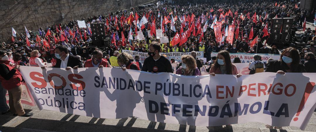 Varias personas con una pancarta en defensa de la sanidad pública, durante una manifestación convocada para demandar &quot;más recursos&quot; para Atención Primaria, en la Plaza da Quintana de Santiago de Compostela, a 14 de noviembre de 2021, en Santiago de Compostela, A Coruña, Galicia