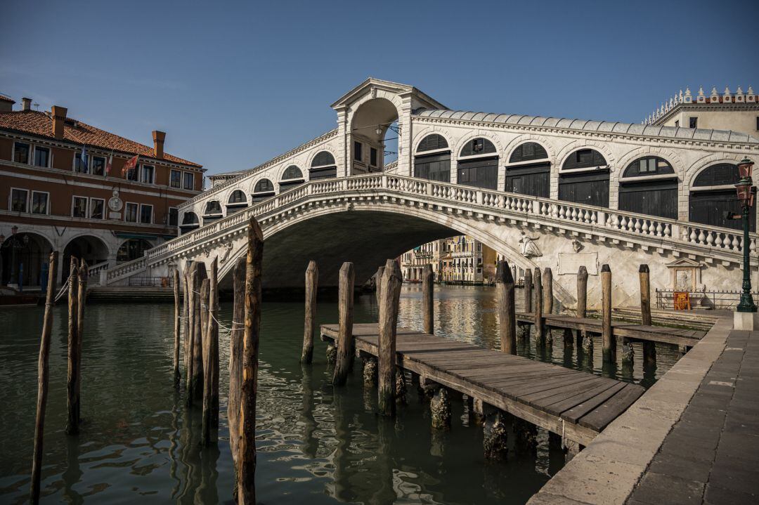 El Puente de Rialto de Venecia, vacío por el confinamiento por el coronavirus