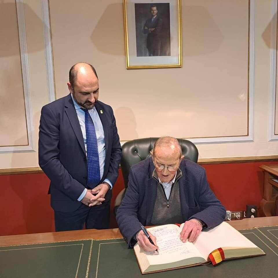 Francisco Viu firmando en el libro de honor del Ayuntamiento de Barbastro en presencia del alcalde Fernando Torres
