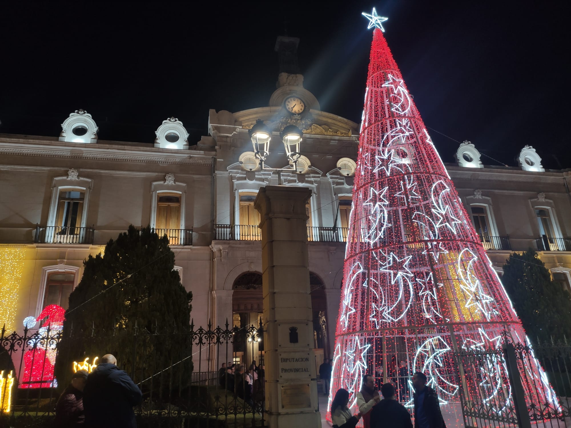 Iluminación navideña en el palacio provincial de la Diputación de Jaén.