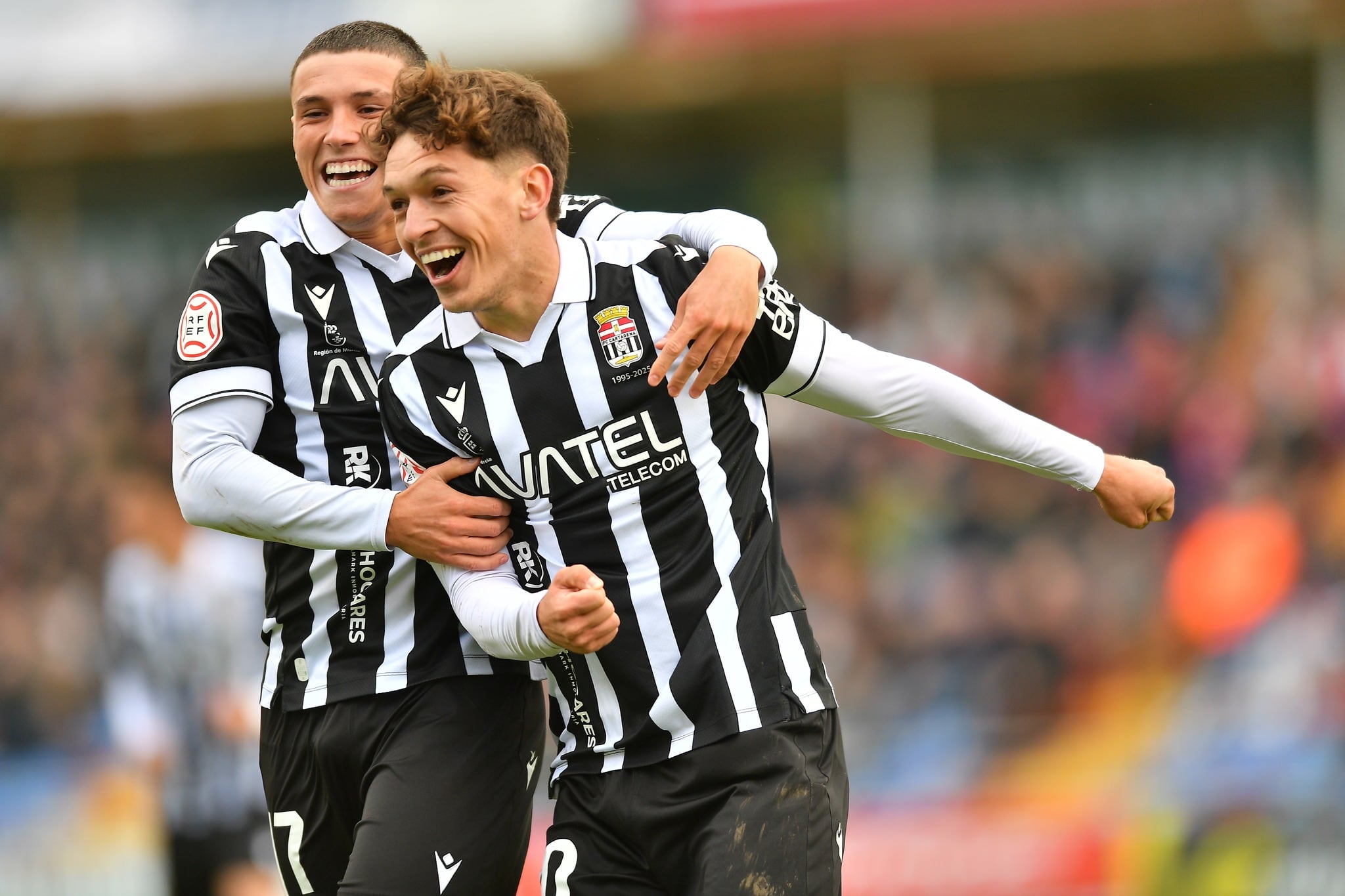 Kevin Sánchez y Diego Gómez celebran uno de los goles albinegros