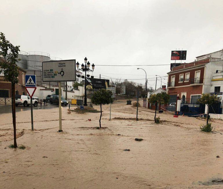 Inundaciones en la zona de la estación de autobuses en Cabra.