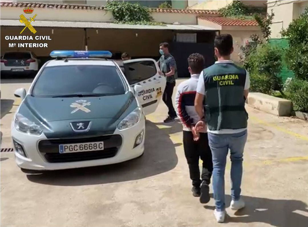 La Guardia Civil detiene a dos hombres, que les imputa el robo de tarjetas bancadias 