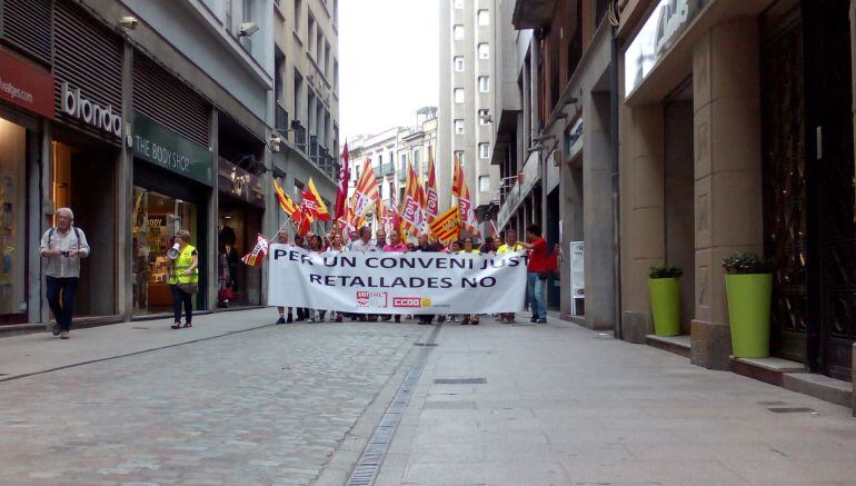 Un moment de la manifestació que ahir va recórrer el centre de Girona.
