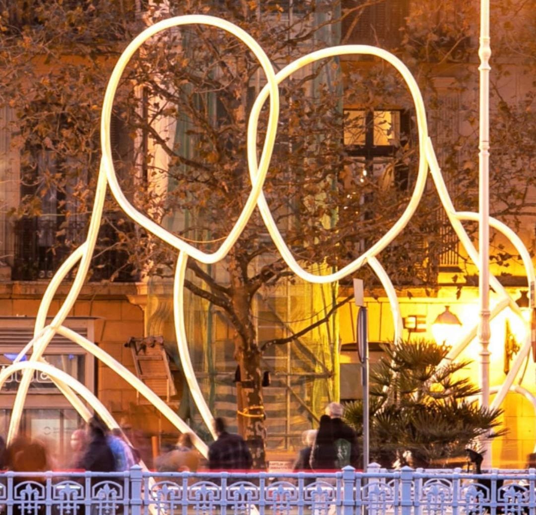 Vista de la escultura &#039;Besarkada-Los abrazos&#039;, de Iñigo Aristegui. 