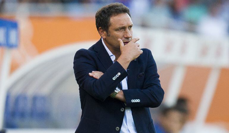 Eusebio, pensativo durante la derrota contra el Madrid en Anoeta