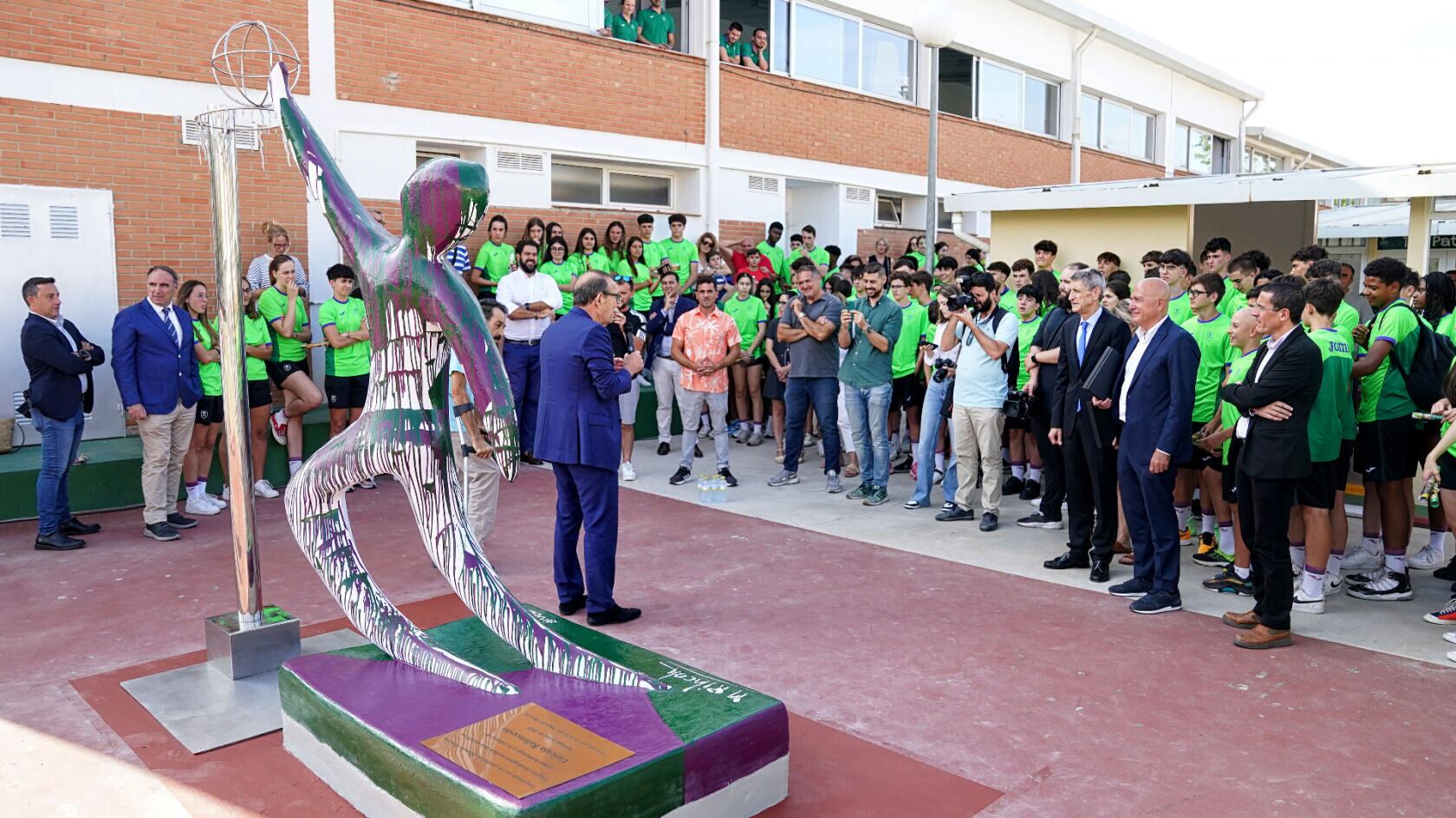 La Fundación Manolo Rincón homenajea a la cantera del Unicaja con una escultura realizada por el artista Virgilio Rodríguez
