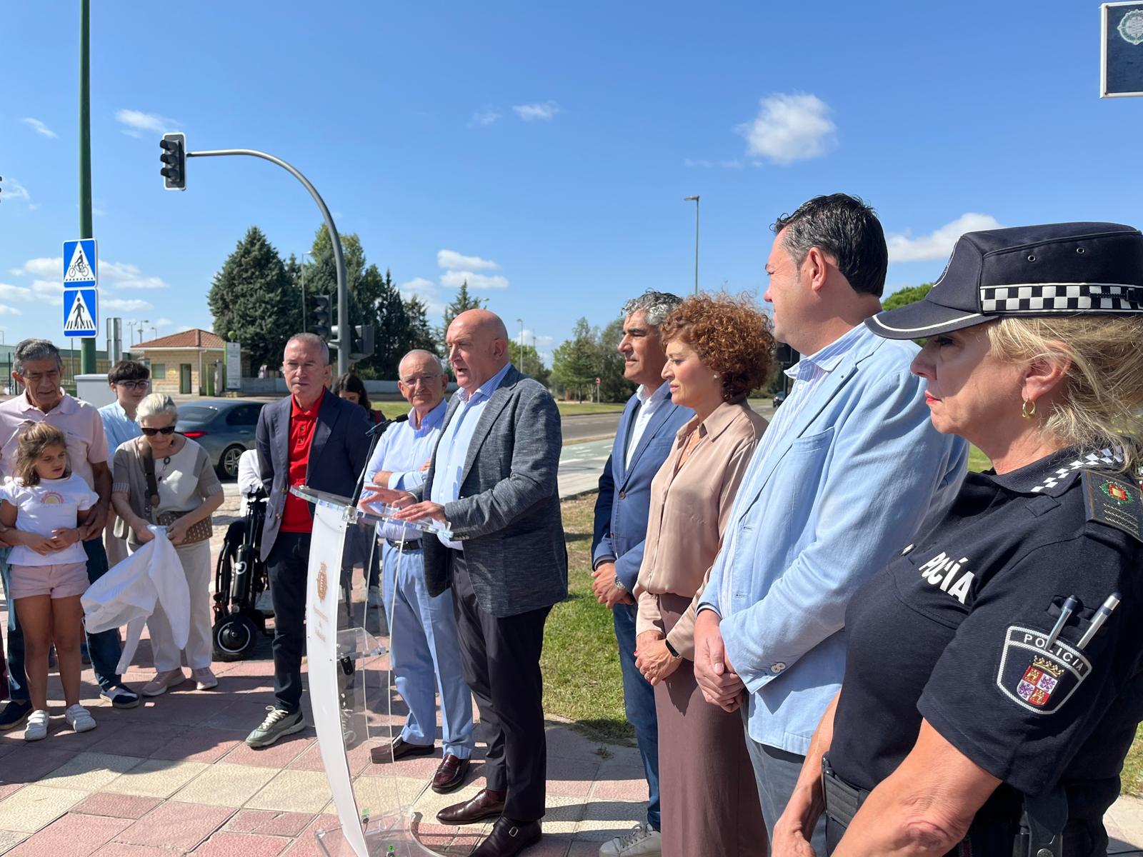 Jesús Julio Carnero en la inauguración del carril bici junto a Tomás Nistal