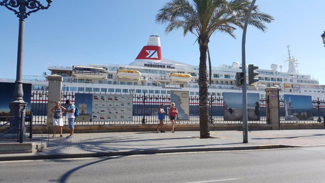 Un crucero atracado en el Muelle de Cádiz