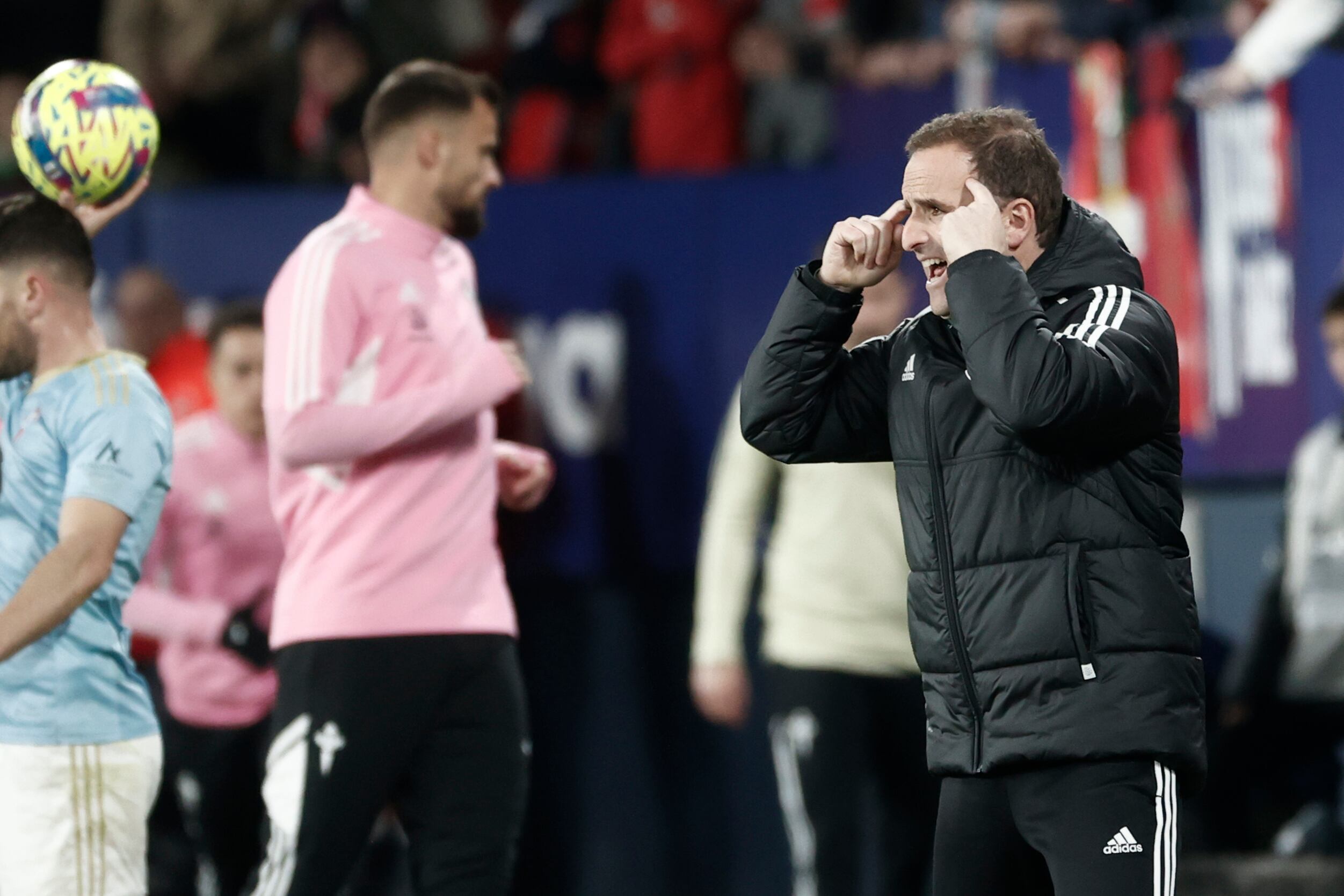 El técnico del Osasuna Jagoba Arrasate da instrucciones a sus jugadores durante el último partido de Liga en el Sadar ante el Celta de Vigo