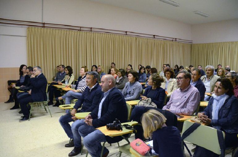 Ambiente en uno de los talleres de la Escuela de Padres del IES Antoni Llidó de Xàbia, en abril de 2016.