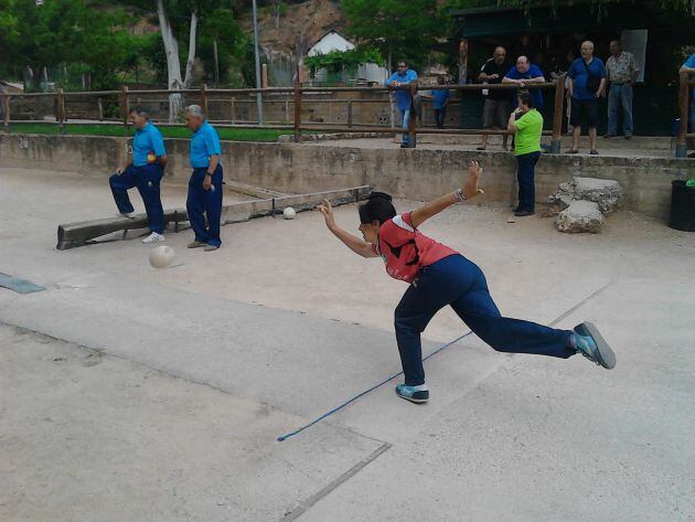 Una mujer compite en la bolera de Cazorla