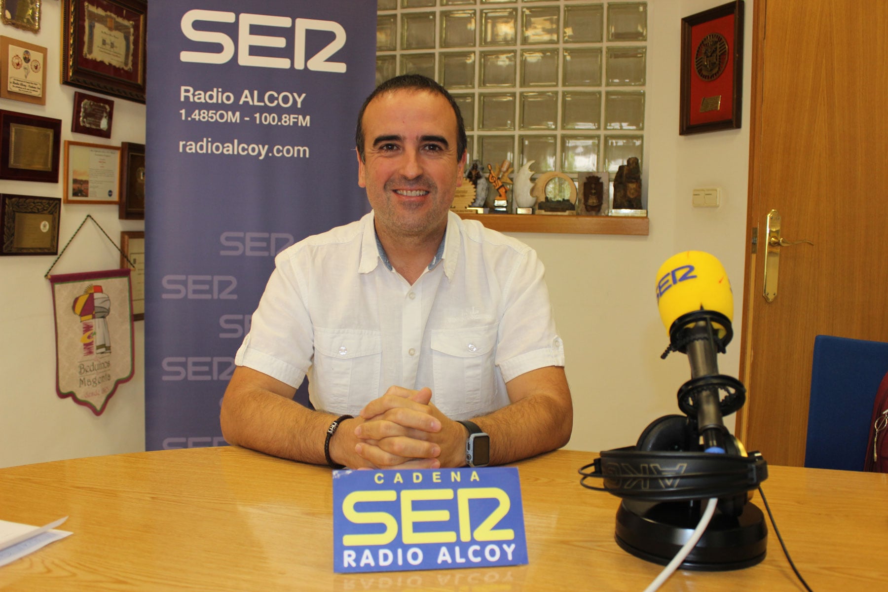 Paco Pascual, en el estudio central de Radio Alcoy