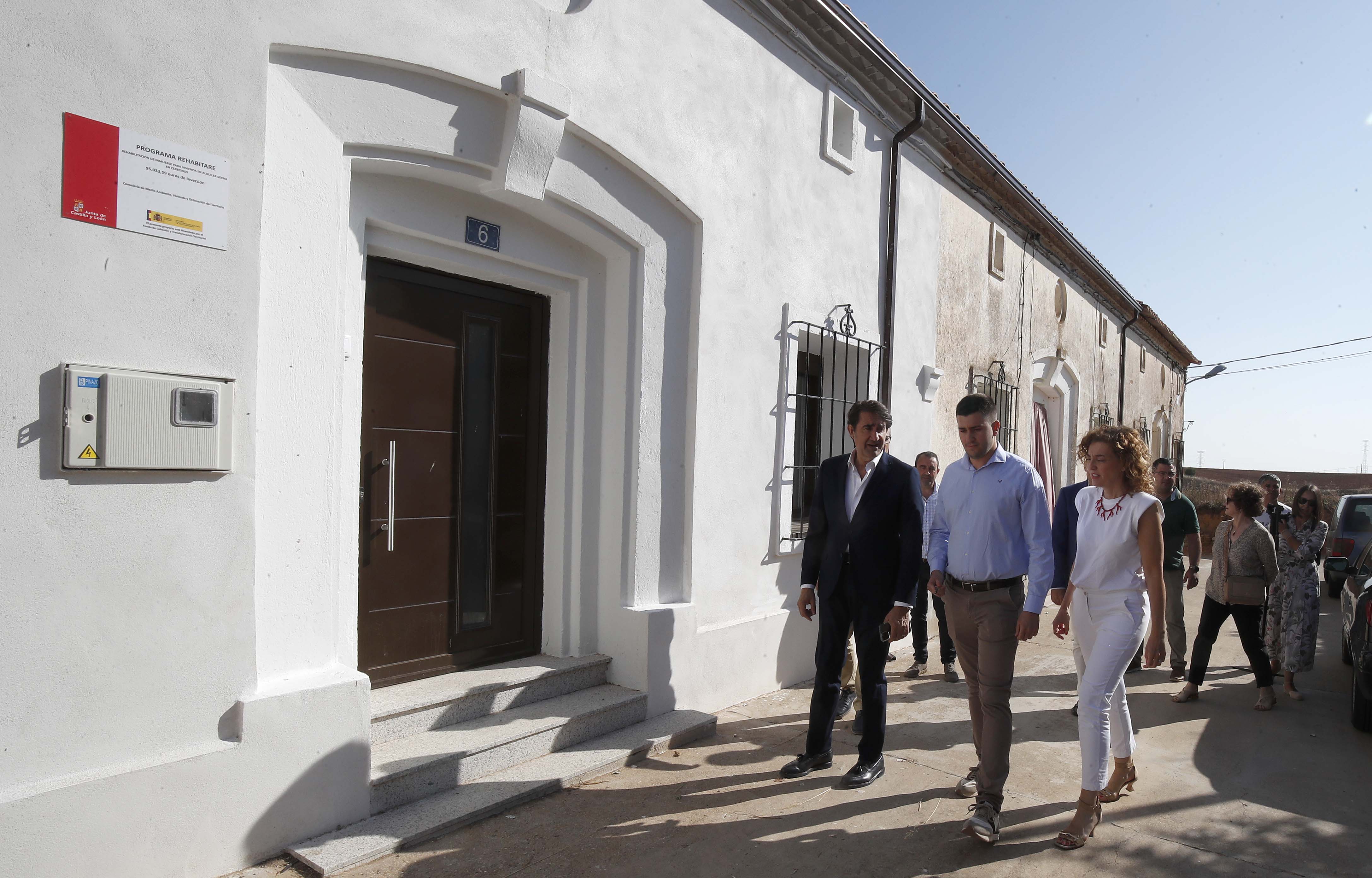 El consejero de Vivienda, Suárez-Quiñones, en Cerecinos del Carrizal