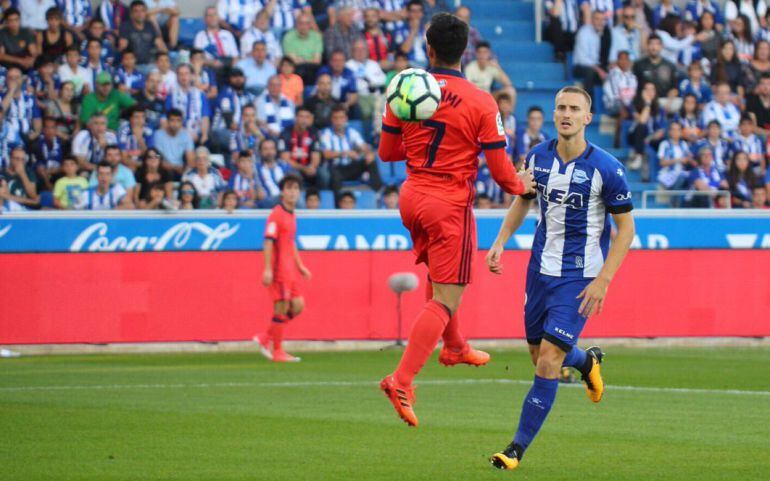 La Real se llevó el derbi de Mendizorroza. Juanmi y Rodrigo Ely.