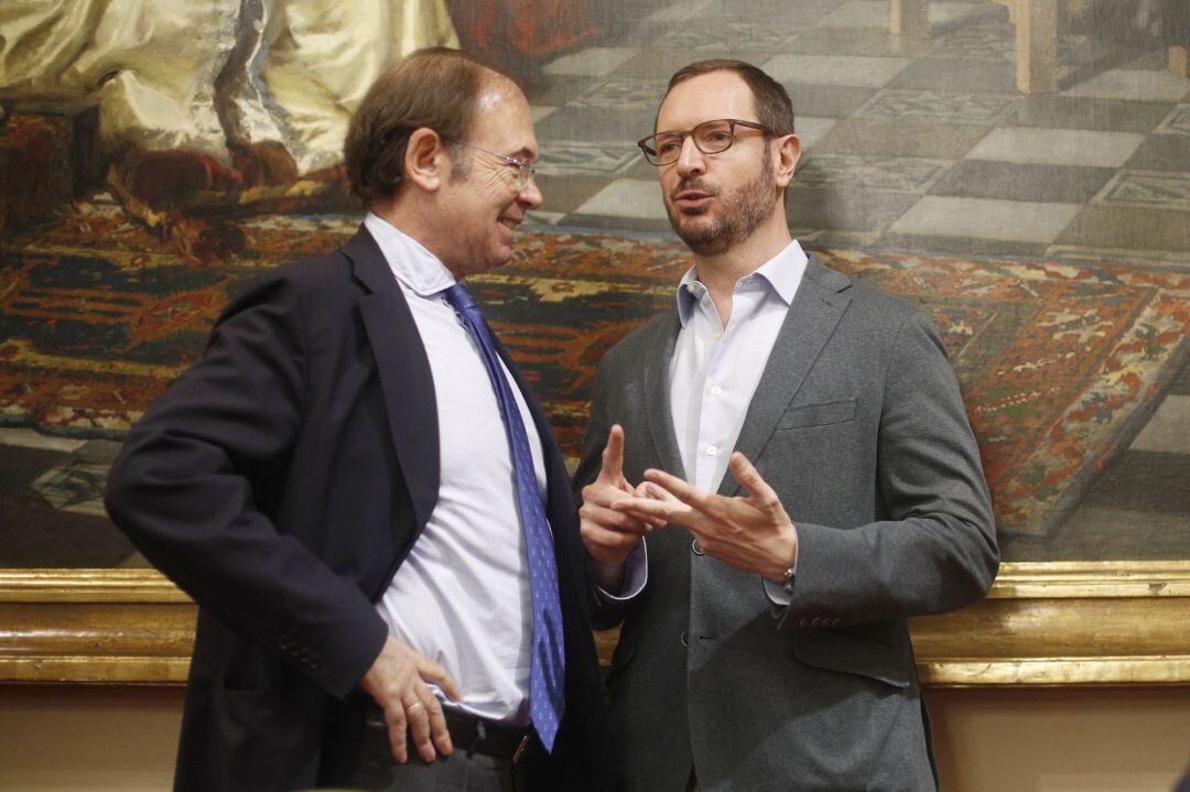Javier Maroto conversando con García Escudero en el Senado