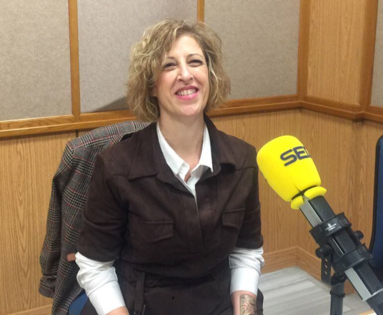 La diseñadora Rosalía Zahíno en el estudio de Radio Sevilla