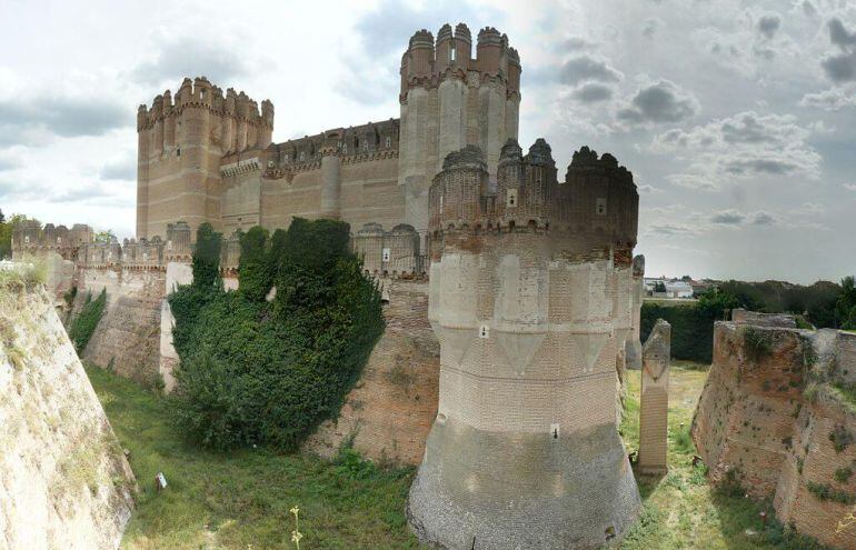 Imagen del castillo de Coca con hiedra en parte de sus muros