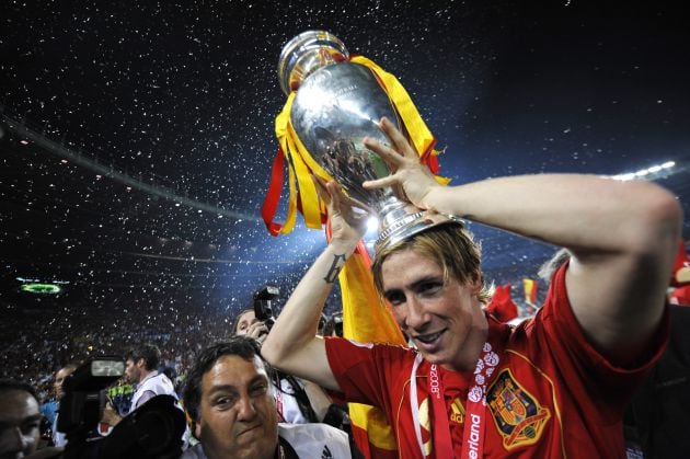 Fernando Torres con el trofeo de la Eurocopa 2008.