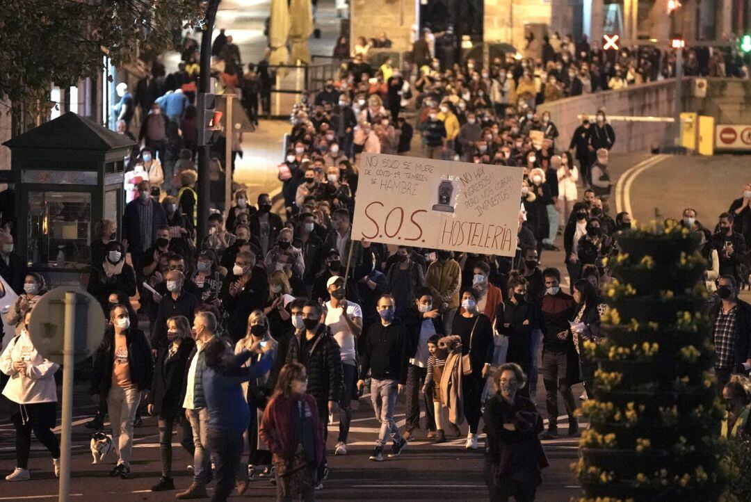 Manifestación en apoyo al sector de la hostelería convocada por las calles de Bilbao, Vizcaya, País Vasco, (España), a 7 de noviembre de 2020. La concentración se produce horas después de la entrada en vigor de nuevas medidas del Gobierno Vasco para intentar parar la transmisión del coronavirus, entre las que destacan el cierre de la hostelería, con permiso para efectuar servicios de comidas a domicilio o recogida con cita previa hasta las 21:00 horas.