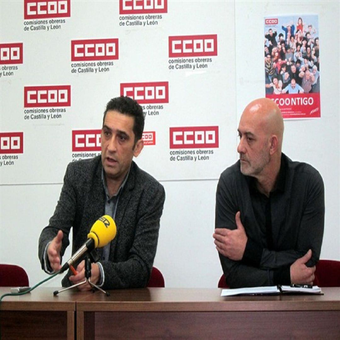 Emilio Pérez, secretario provincial de Comisiones Obreras, a la derecha de la imagen