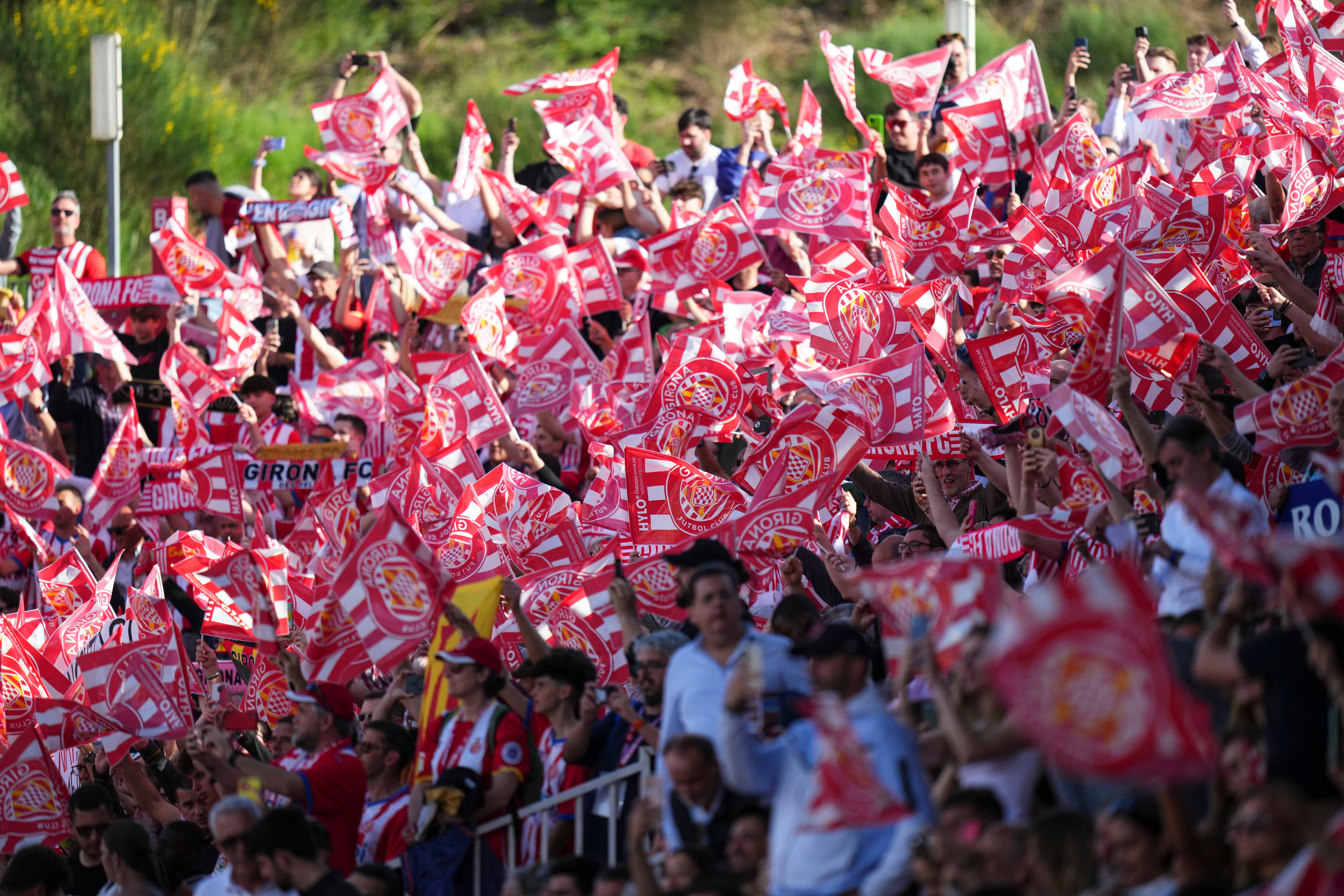 Aficionados del Girona FC celebran un gol ante el FC Barcelona en el estadio municipal de Montilivi.