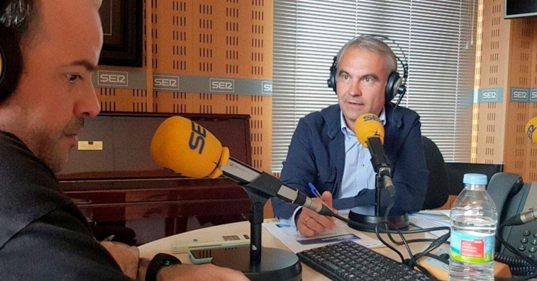 El Alcalde de Badajoz, Francisco Fragoso, durante una entrevista en Radio Extremadura