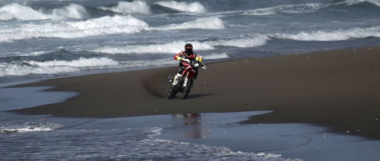 Joan Barreda maneja su moto en la orilla del mar