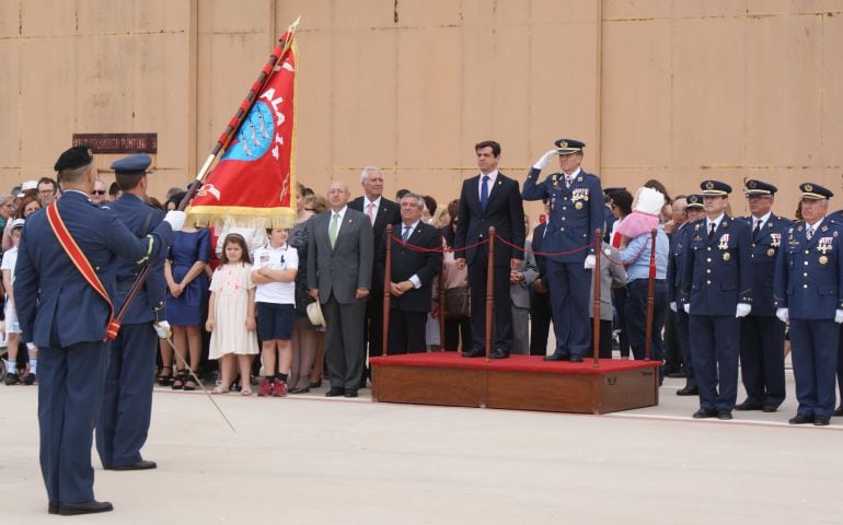 El coronero de la Base, Julio Nieto, y el alcalde de Albacete, presidieron el acto