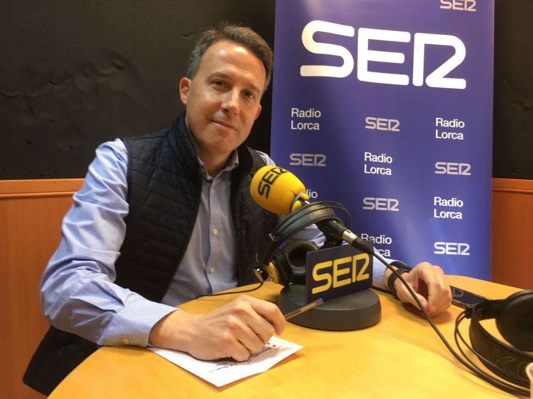Fulgencio Gil en los estudios de Radio Lorca.