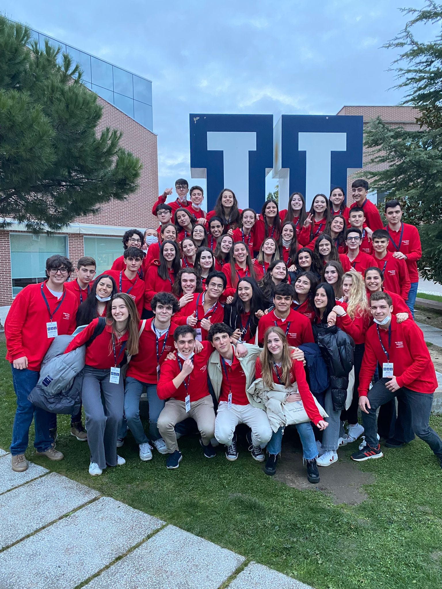 Javier Vélez Hernández, estudiante del IES Velázquez de Móstoles junto a sus compañeros del Programa Becas Europa Santander