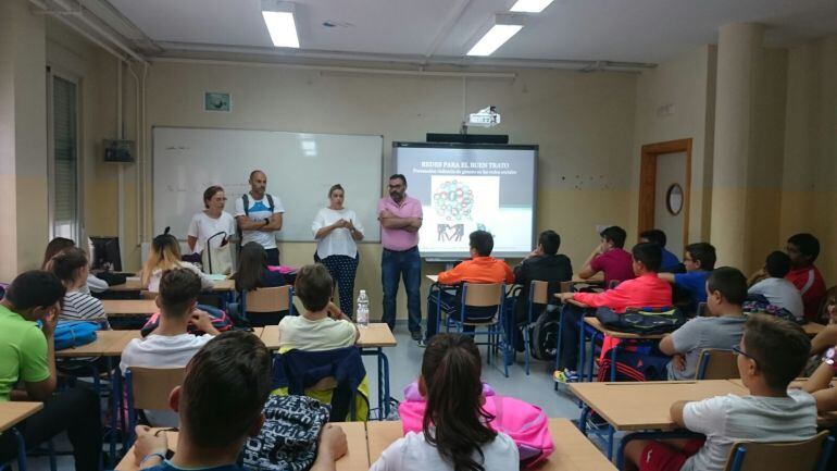 La Coordinadora provincial del IAM, Beatriz Martin (2ª por la derecha) presenta el taller a los alumnos y alumnas de  2º ESO F, acompañada del director del centro, profesor y monitora.