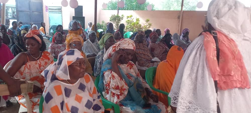 Mujeres esperan en la maternidad de Yeumbeul en Dakar