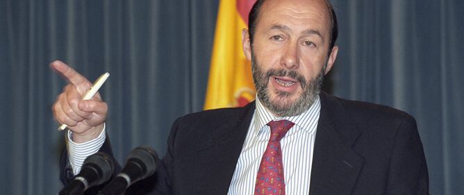 Alfredo Pérez Rubalcaba, en la rueda de prensa posterior al Consejo de Ministros del 26 de abril de 1996