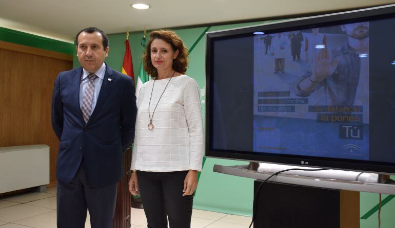 El delegado del Gobierno andaluz junto a la directora del IAM en Málaga