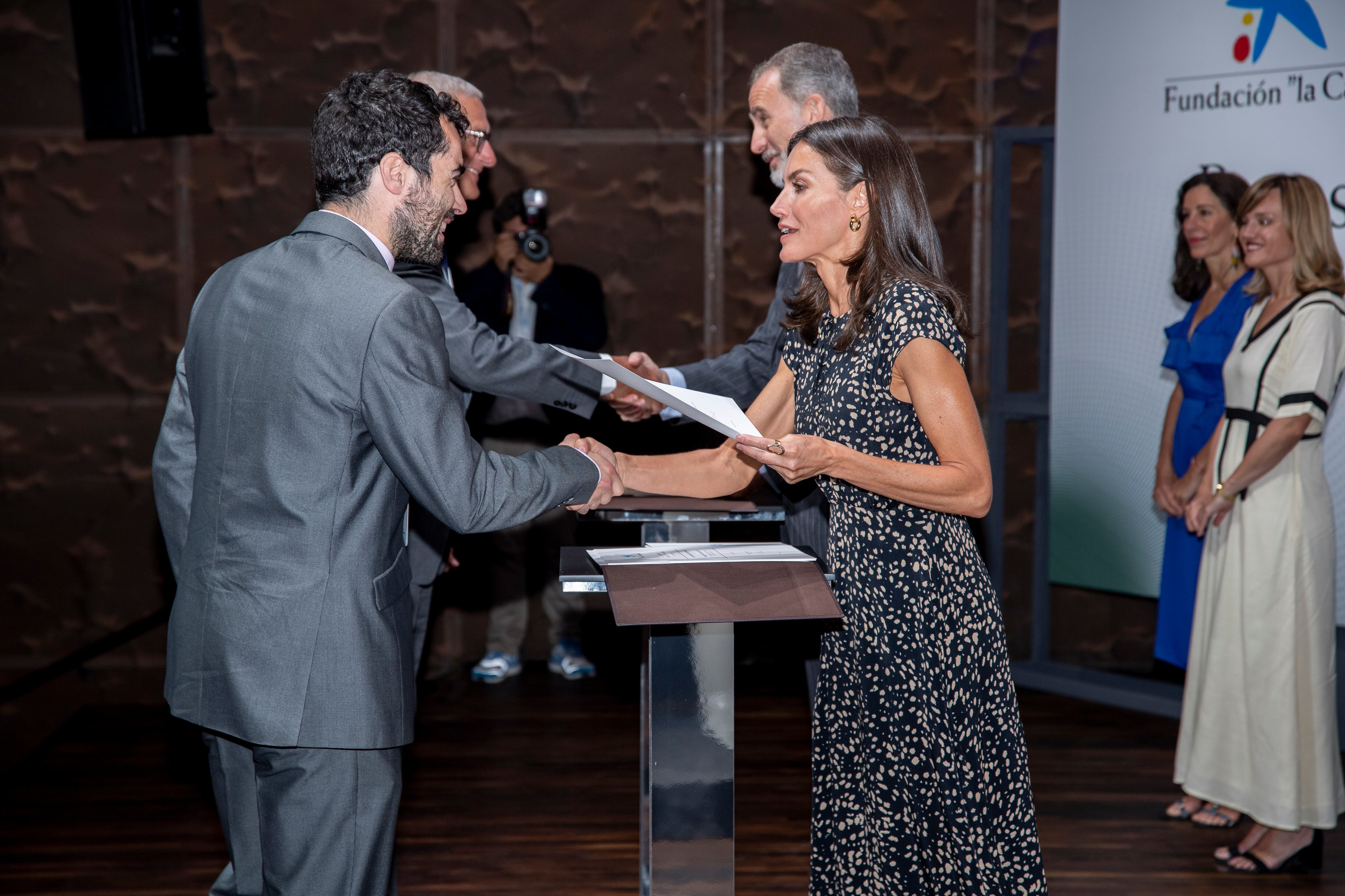 Javier San Millán recibe la beca.