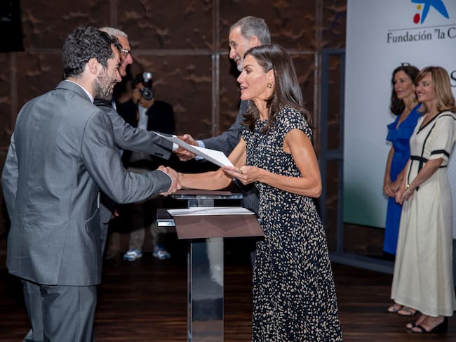 Javier San Millán recibe la beca.