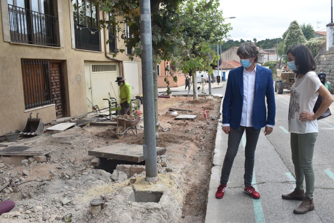 Carlos Martínez visita las obras de pavimentación de la calle Urbión