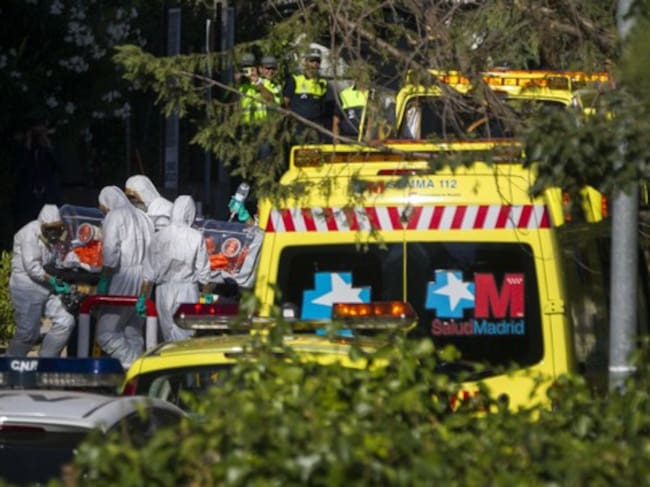 El sacerdote Miguel Pajares, a su llegada al hospital Carlos III.