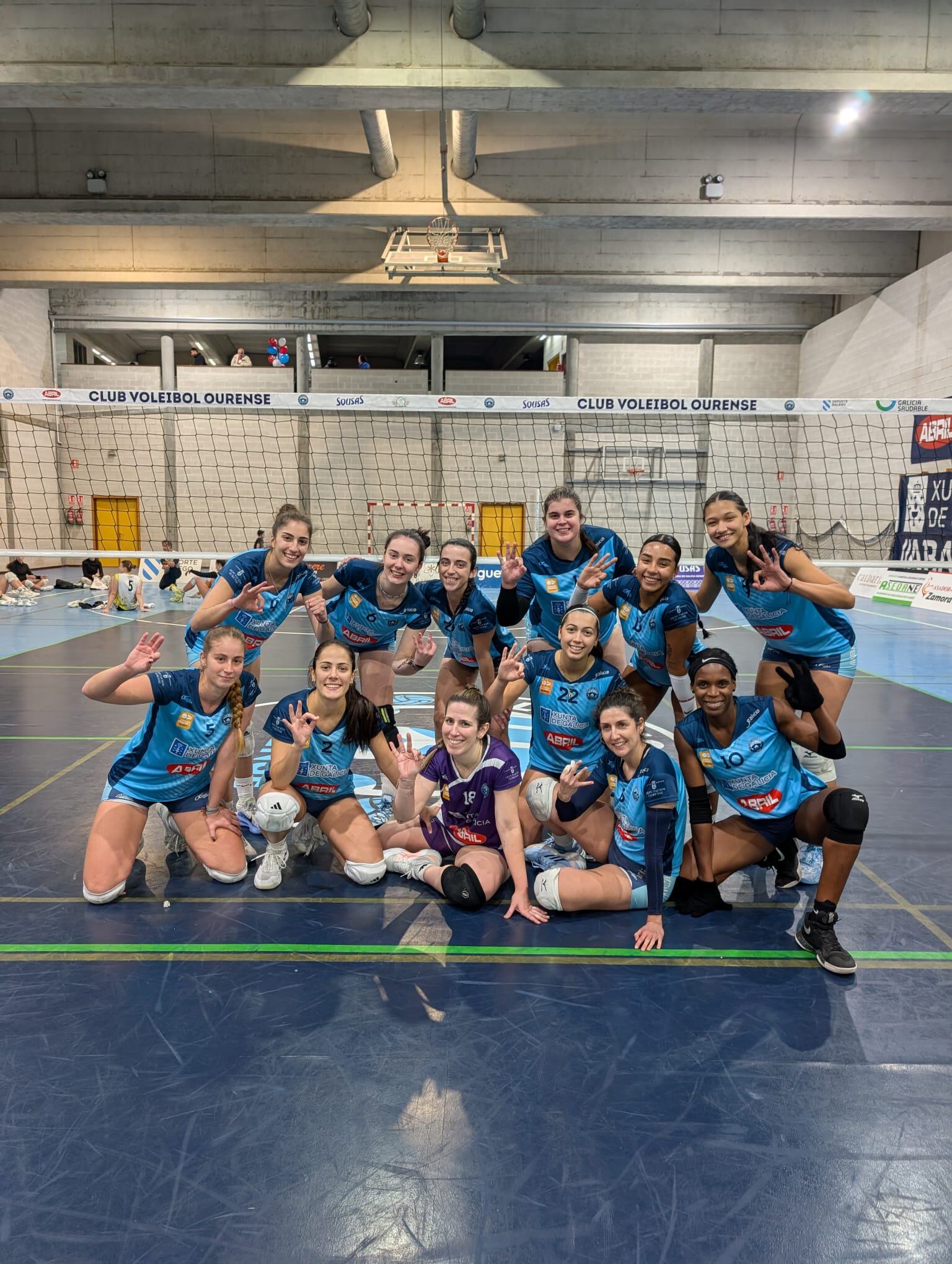 La plantilla de Voleyourense celebra la importante victoria ante Astillero