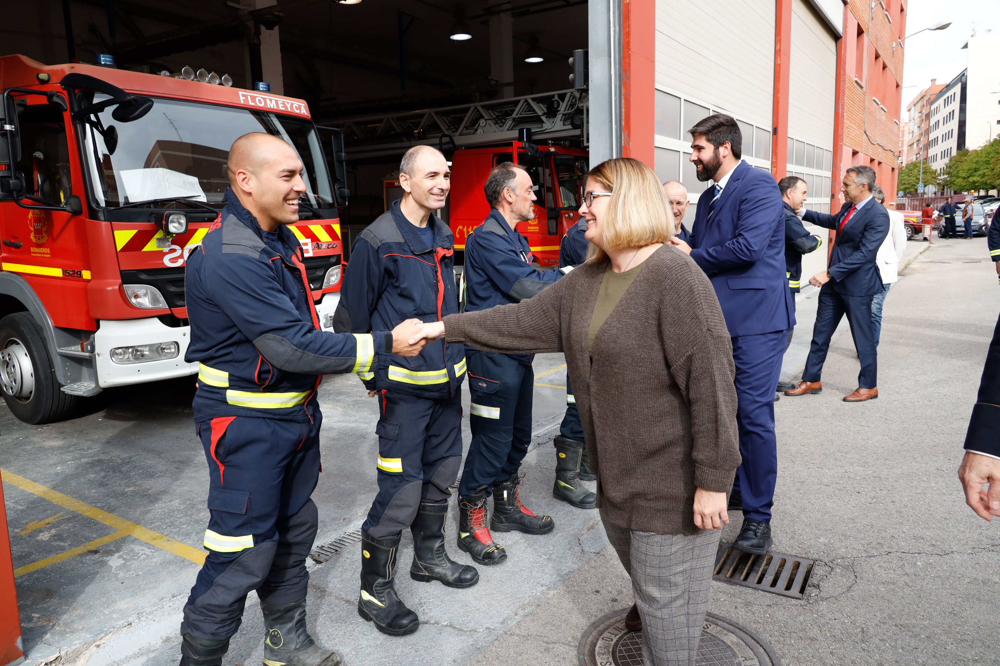 Acto de reconocimiento y agradecimiento en favor de los bomberos mostoleños por su labor, durante sus 48 años de historia. En la foto, la alcaldesa de Móstoles, Noelia Posse y el concejal de seguridad, Álex Martín