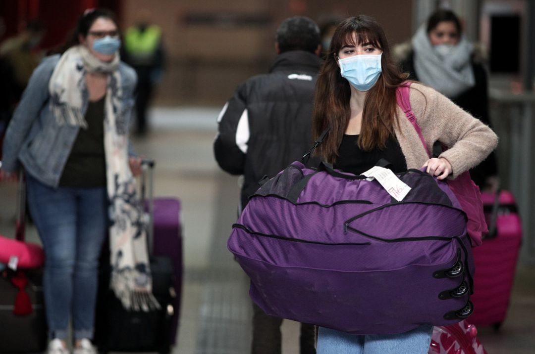 Varias personas con mascarillas por el coronavirus.