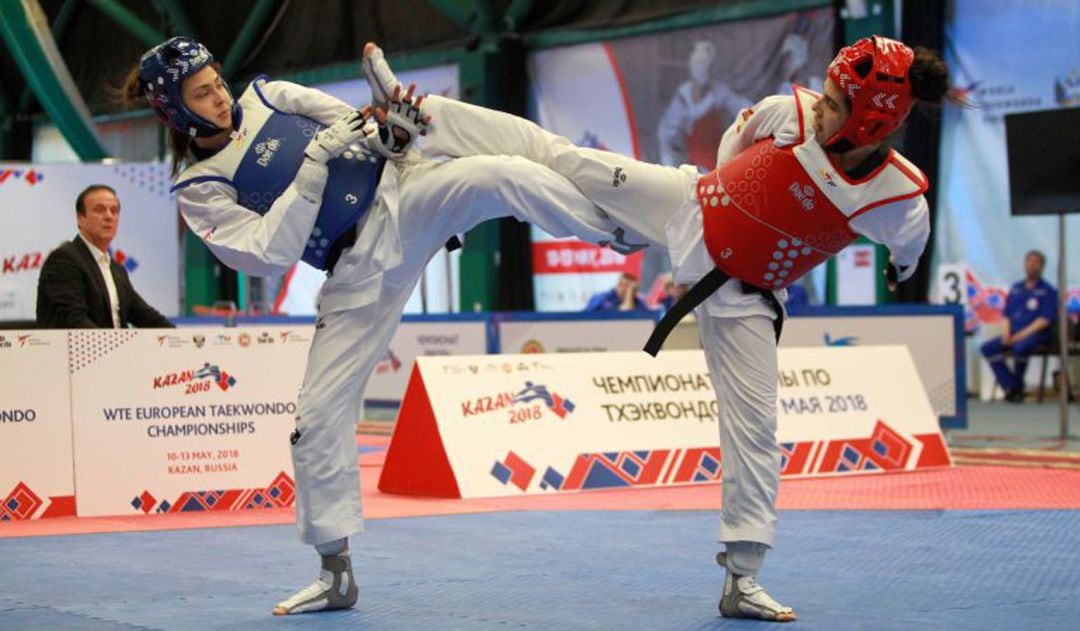 Marta Calvo (de rojo) durante la final del Campeonato de Europa en Rusia.