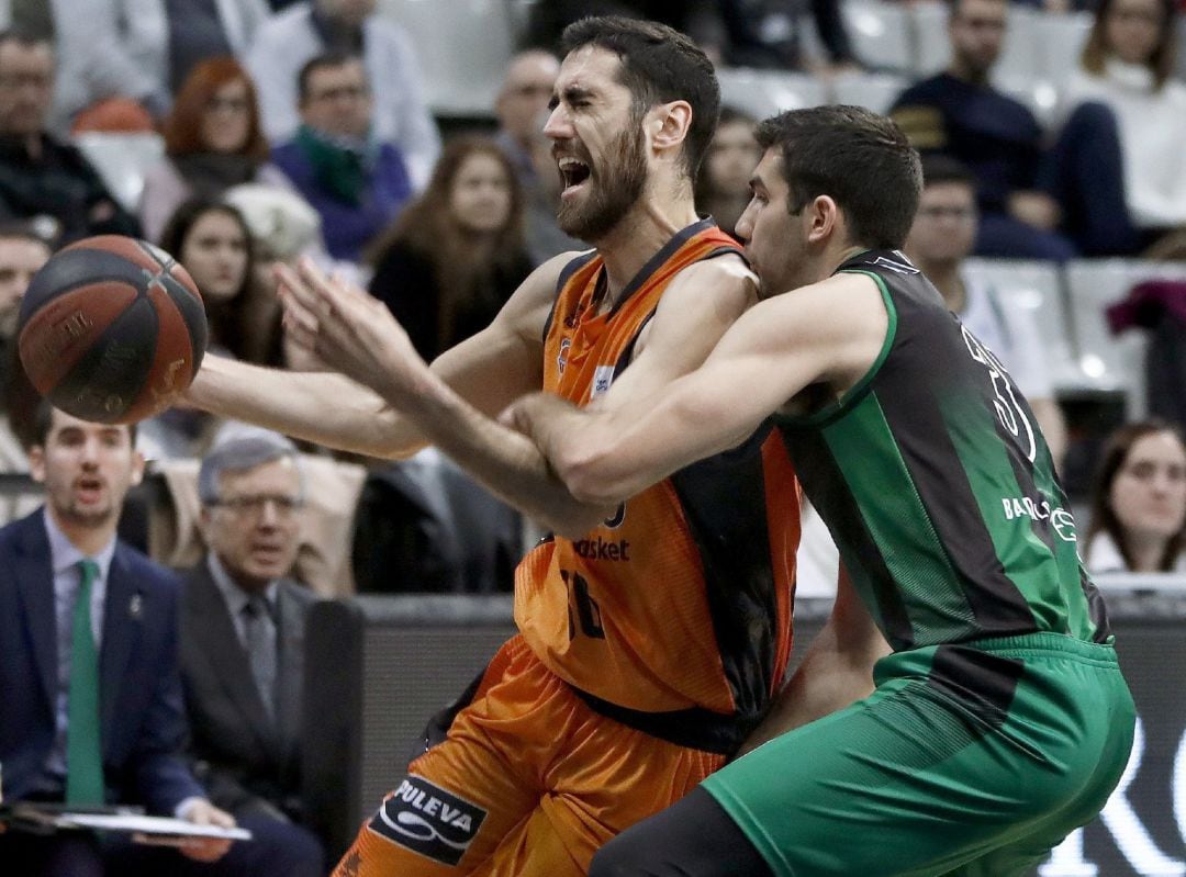 Joan Sastre del Valencia Basket Club, intenta avanzar ante la oposición de Dakota Mathias 