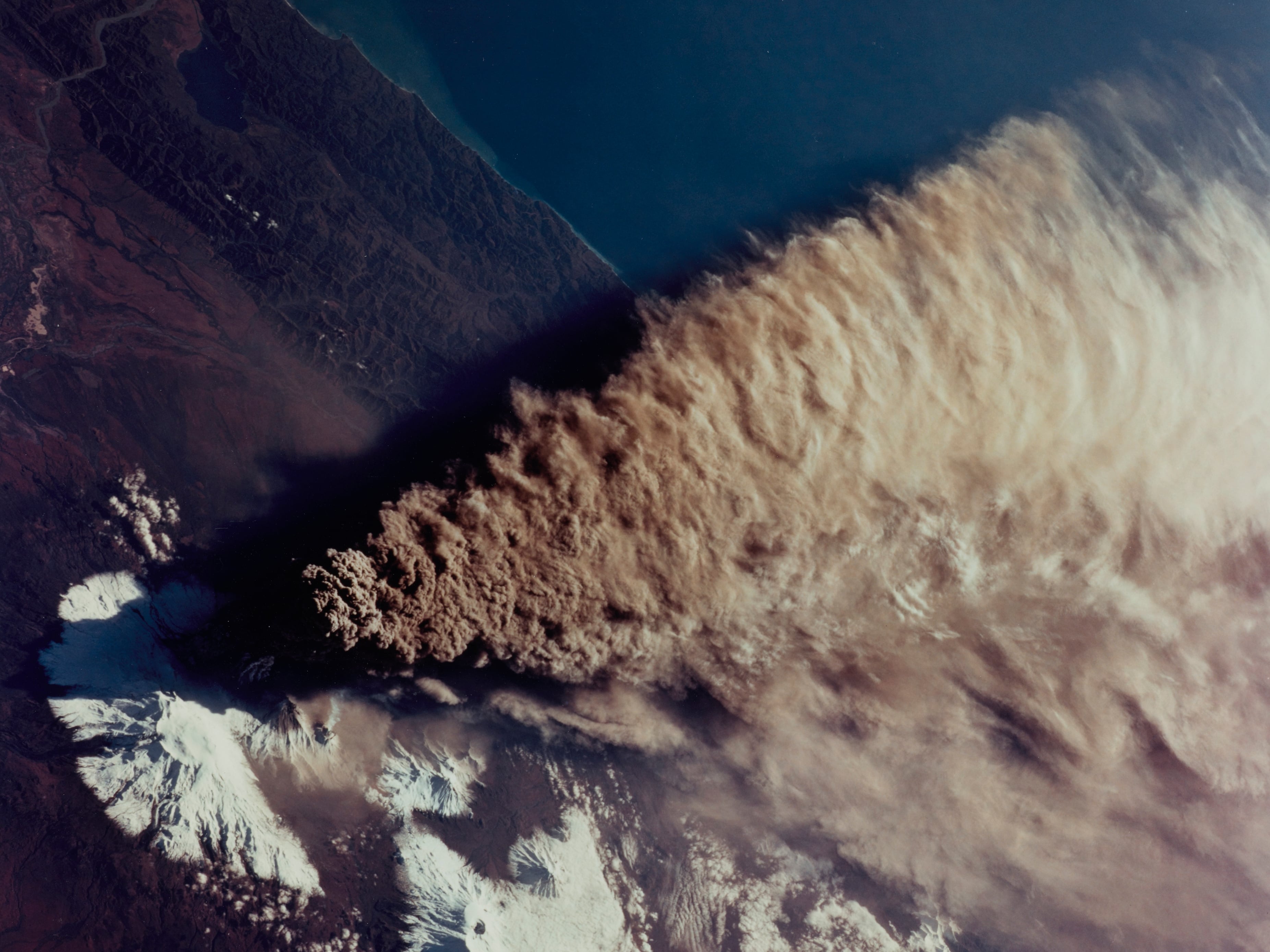 Foto de archivo de la vista aérea del volcán Kliuchevskoi en la península de Kamchatka