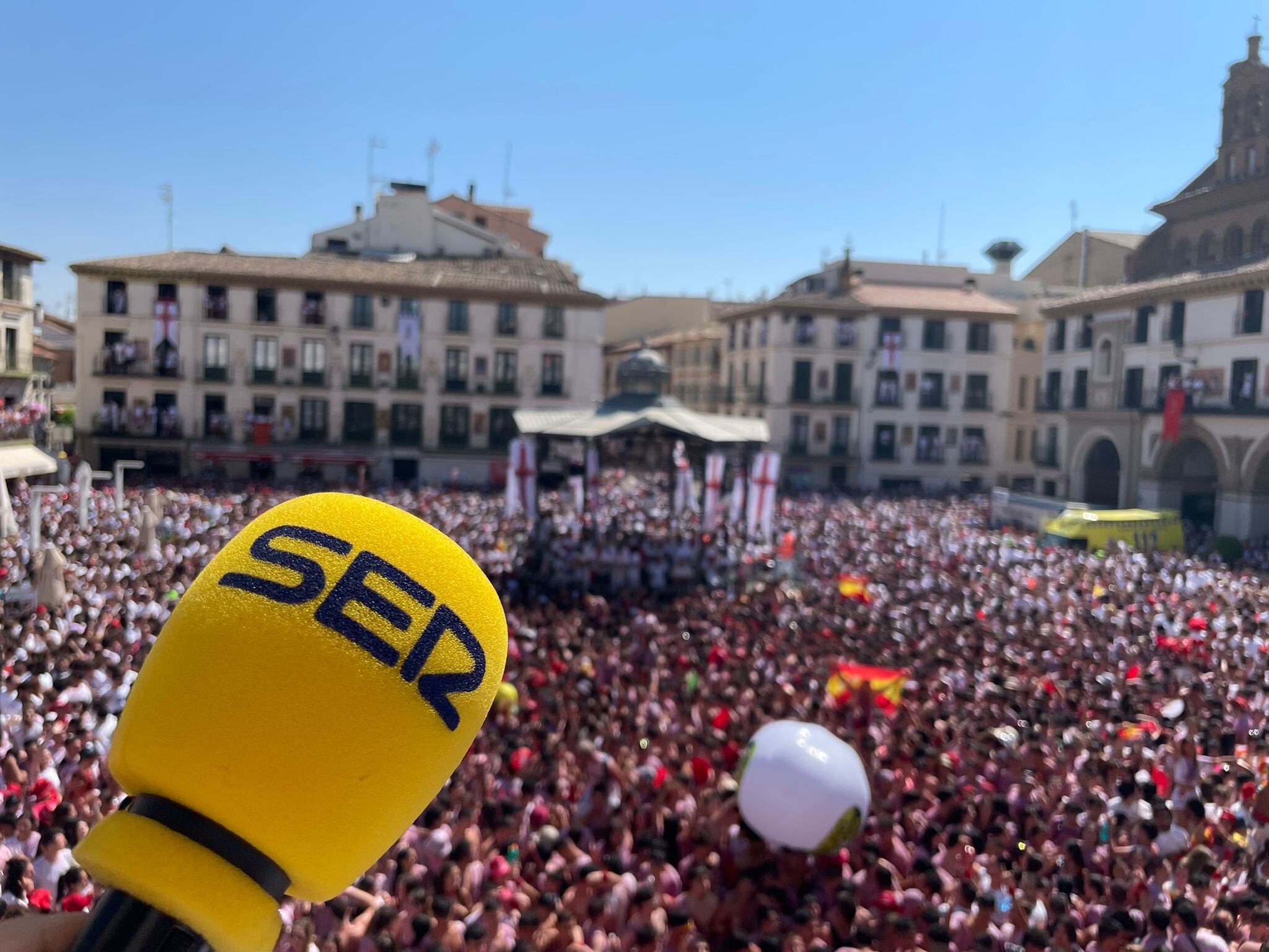 Abarrotada plaza de los Fueros de Tudela durante el inicio de las fiestas de Santa Ana 2022