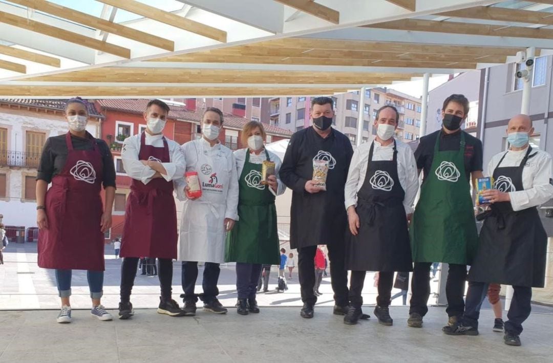 Algunos de los cocineros de Eibar, Ermua y Elgoibar posan bajo la carpa de la plaza Cardenal Orbe, donde prepararán la comida el sábado