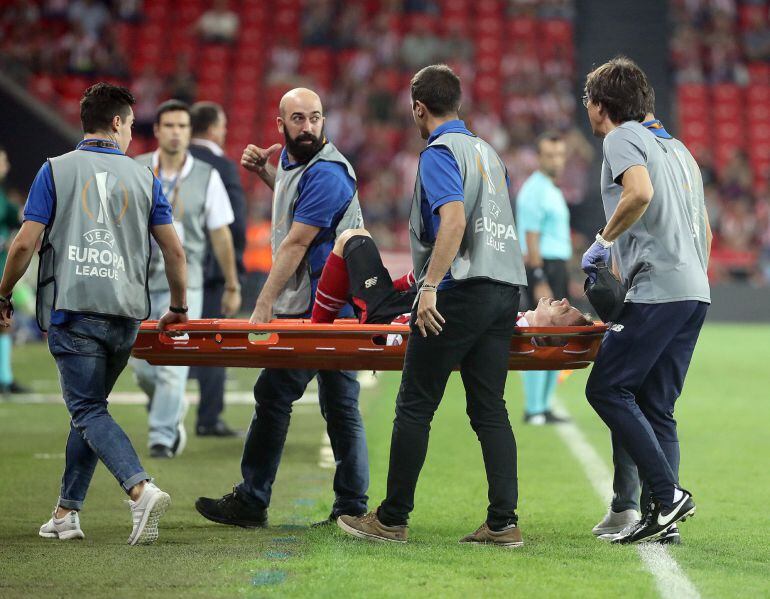 Iker Muniain es retirado en camilla durante el partido ante el Zorya